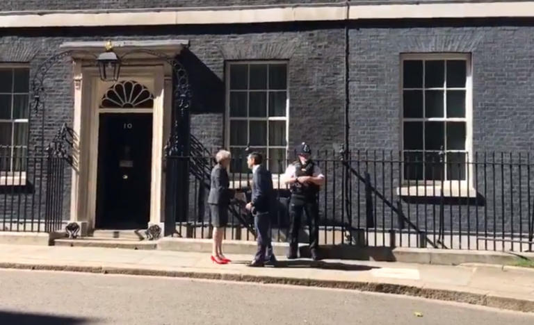 Α. Τσίπρας και Τ. Μέι συναντήθηκαν στη Ντάουνινγκ Στριτ – Θερμή χειραψία από τη Βρετανίδα πρωθυπουργό (φωτό, βίντεο)