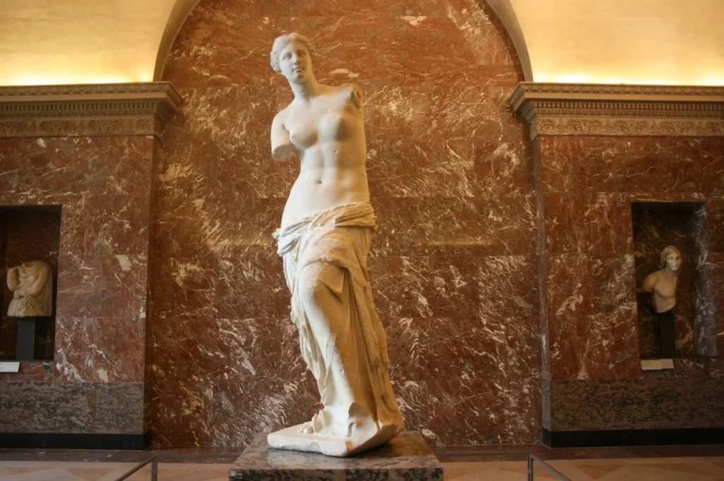 Η ιστορία της Αφροδίτης της Μήλου: Πώς βρέθηκε από τους αγρούς στο Λούβρο (φωτο)