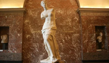 Η ιστορία της Αφροδίτης της Μήλου: Πώς βρέθηκε από τους αγρούς στο Λούβρο (φωτο)