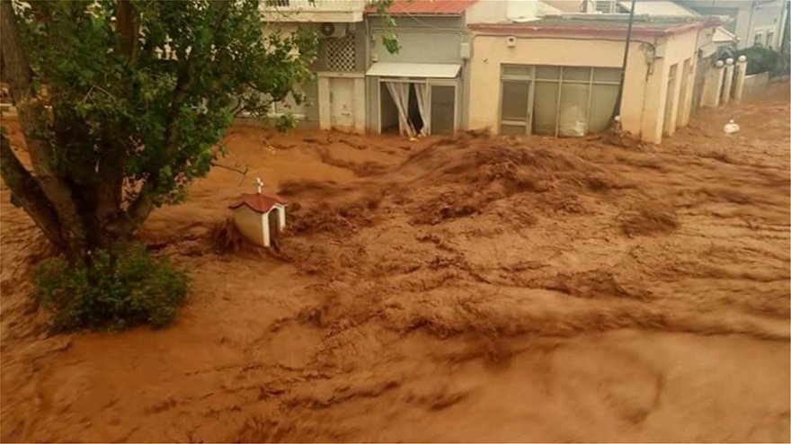 Αν είναι δυνατόν: Η μαρτυρική Μάνδρα πλημμύρισε πάλι – Χείμαρροι λάσπης «βούλιαξαν» την πόλη (βίντεο)