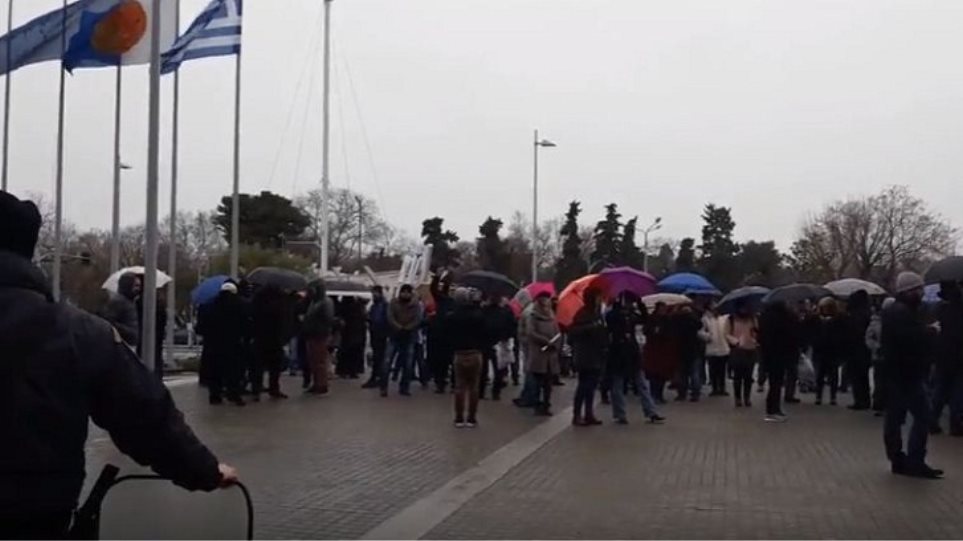 Οι Θεσσαλονικείς δεν πτοούνται από τη βροχή και προσέρχονται μαζικά στη διαδήλωση για την Μακεδονία (βιντεο)