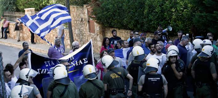 Βράζει ο ελληνικός λαός: Νέα κινητοποίηση πολιτών έξω από την εκδήλωση του ΣΥΡΙΖΑ στην Παιανία για το Σκοπιανό (φωτο)