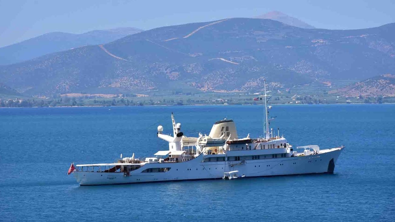 Η θαλαμηγός «Χριστίνα» του Αρ. Ωνάση μαγνητίζει στο Ναύπλιο και νοικιάζεται για… 470.000 ευρώ την εβδομάδα! (βίντεο)