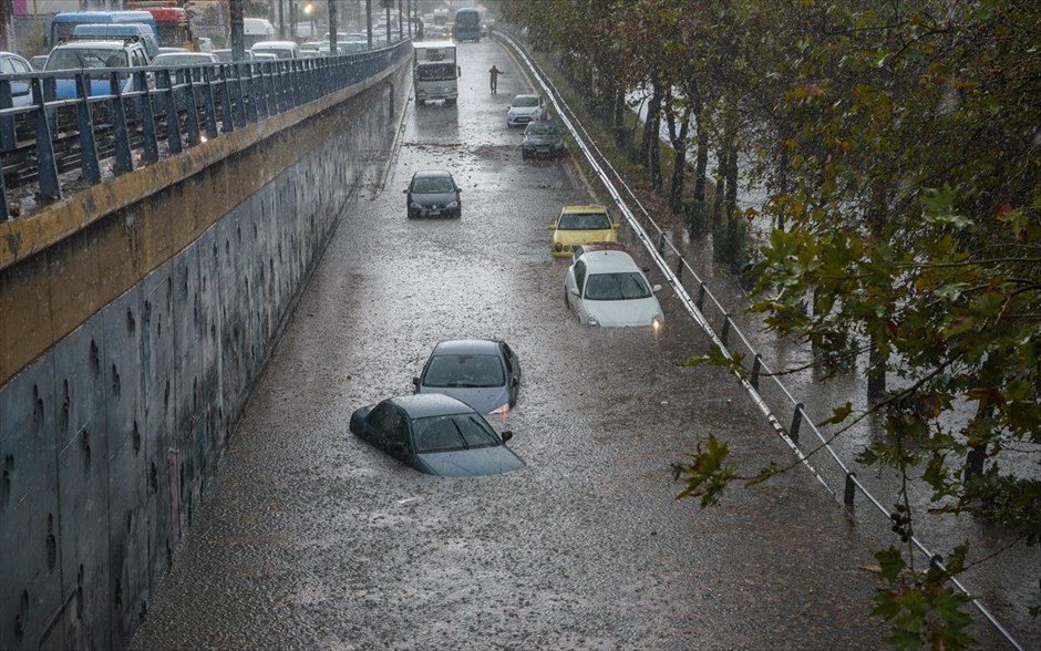 «Βιβλική» καταστροφή στην Β. Ελλάδα: Αυτοκίνητα επιπλέουν στο νερό- Ανυπολόγιστες οι ζημιές (φωτο)