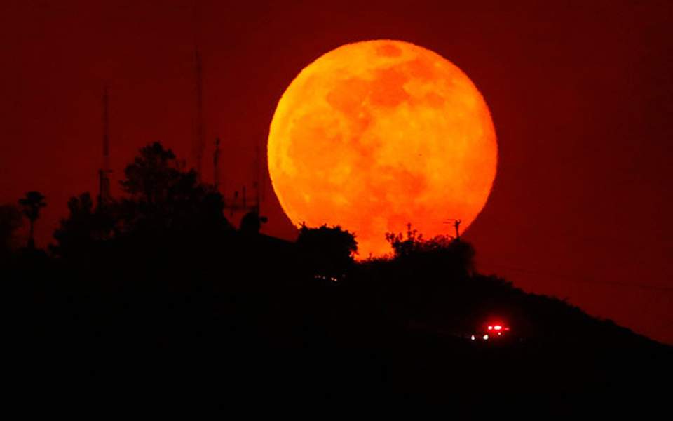 Τρόμο σπέρνει η έκλειψη της σελήνης: Συνωμοσιολόγοι μιλούν για την θεωρία της «τετράδας» που θα φέρει τον Αρμαγεδδώνα
