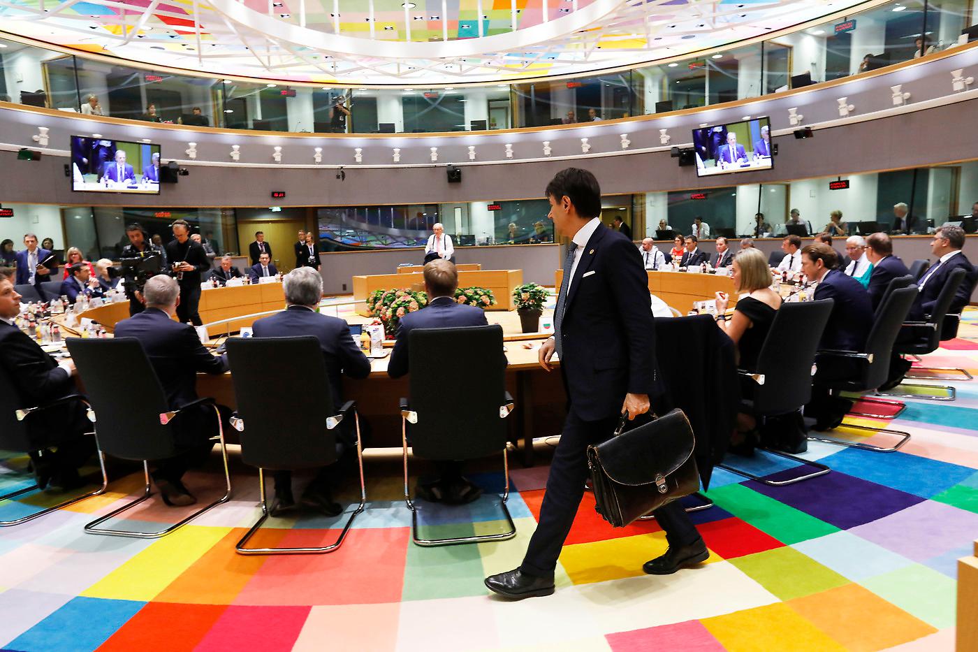 Πρώτη νίκη για τον Τζουζέπε Κόντε: Γερμανία και ΕΕ αναγκάστηκαν να υποχωρήσουν για να μην ασκήσει βέτο