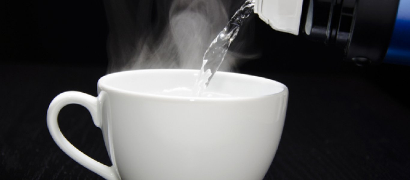 Πέντε μύθοι για τον κορωνοϊό: Πίνοντας ζεστό νερό, μειώνεται το φορτίο COVID στο λαιμό μας; | ΣΚΑΪ
