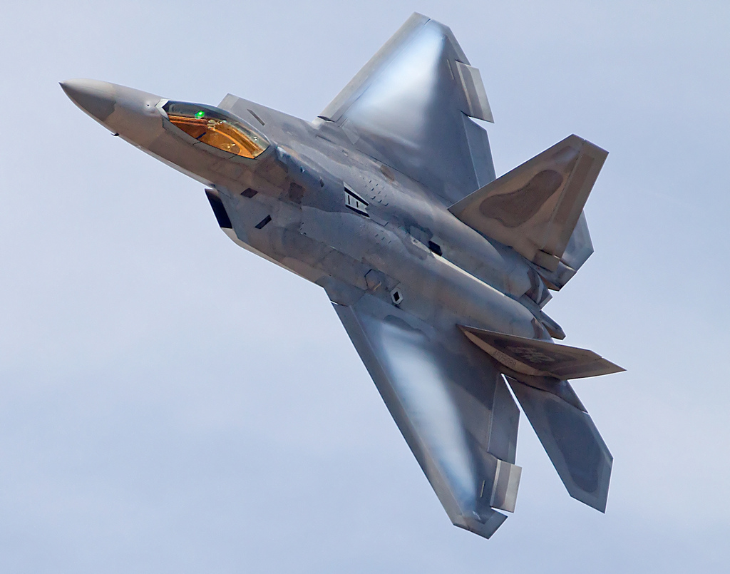 F-22 Raptor: Δεν έχουν μόνο οι Ρώσοι υπερευέλικτα μαχητικά… (βίντεο)
