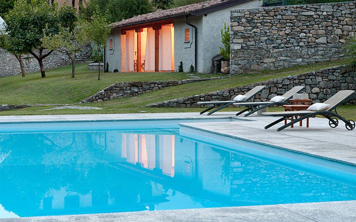 Villa Sola Cabiati: Η εντυπωσιακή μεσαιωνική βίλα στη λίμνη Κόμο με κόστος διαμονής 5.000 ευρώ το βράδυ! (φωτό)