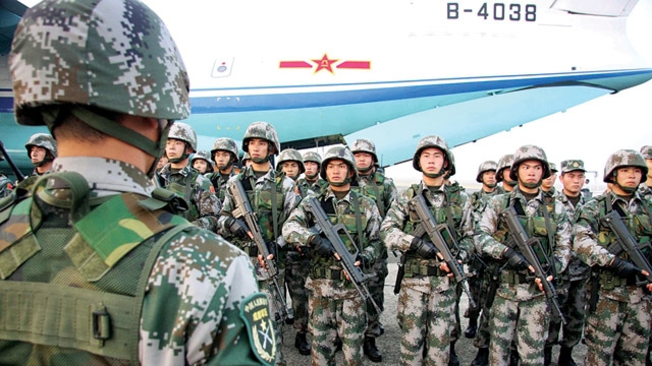 ΖΚΖΚΜ-500: Το νέο όπλο-λέιζερ που αναπτύσσει η Κίνα θα μπορεί να κάψει το δέρμα σε 1” (φωτό)