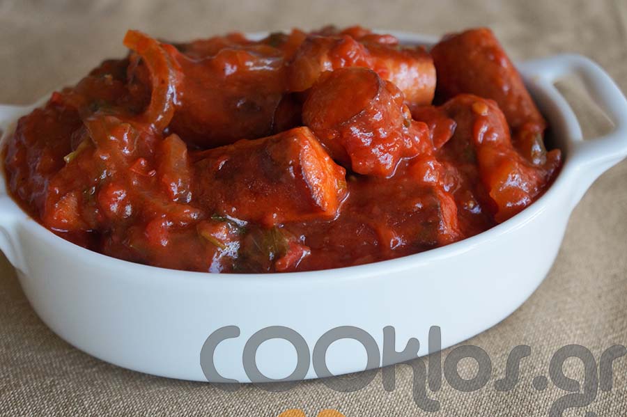 Η συνταγή της Ημέρας: Λουκάνικα με βότκα και κόκκινη σάλτσα
