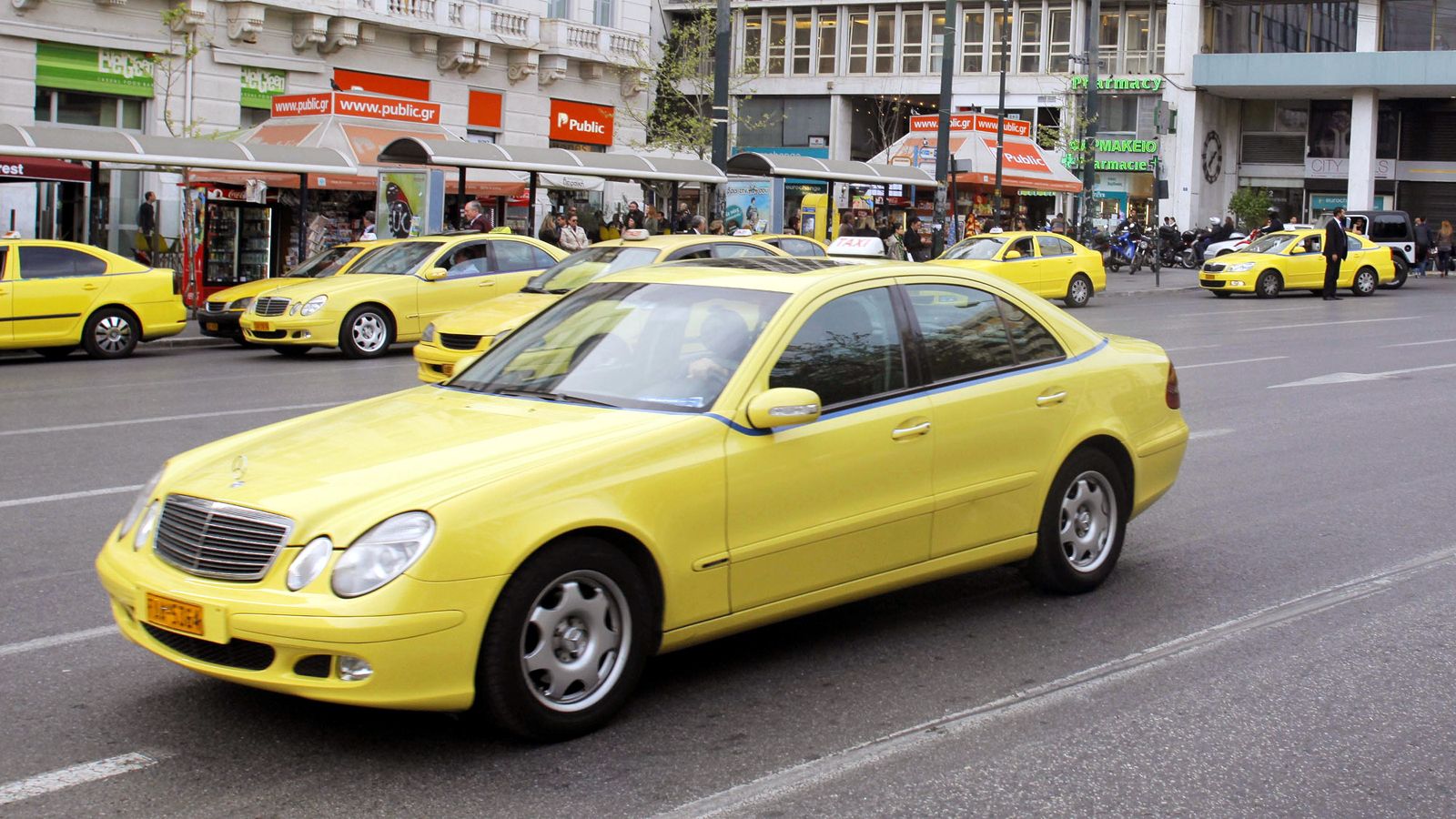 Ελ. Βενιζέλος: Οδηγοί ταξί παίξανε ξύλο… για μια θέση στάθμευσης!  (βίντεο)