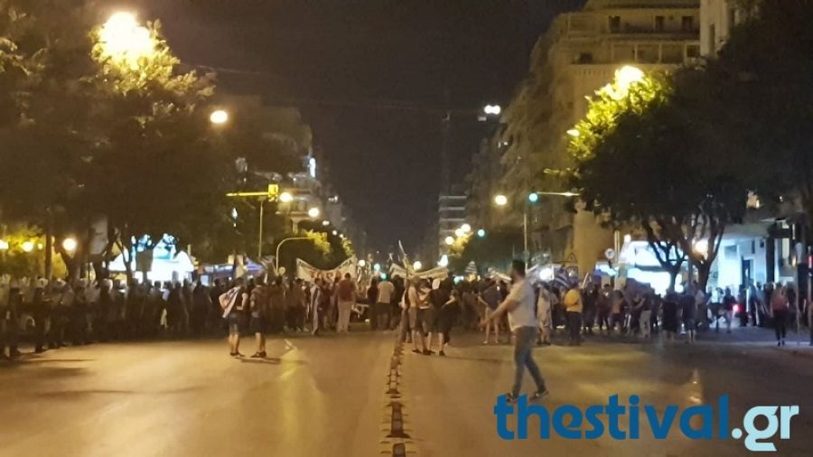 Θεσσαλονίκη: Εκατοντάδες  διαδηλωτές μπροστά από τα γραφεία του ΣΥΡΙΖΑ – Συμπλοκές  με κουκουλοφόρους (βίντεο)