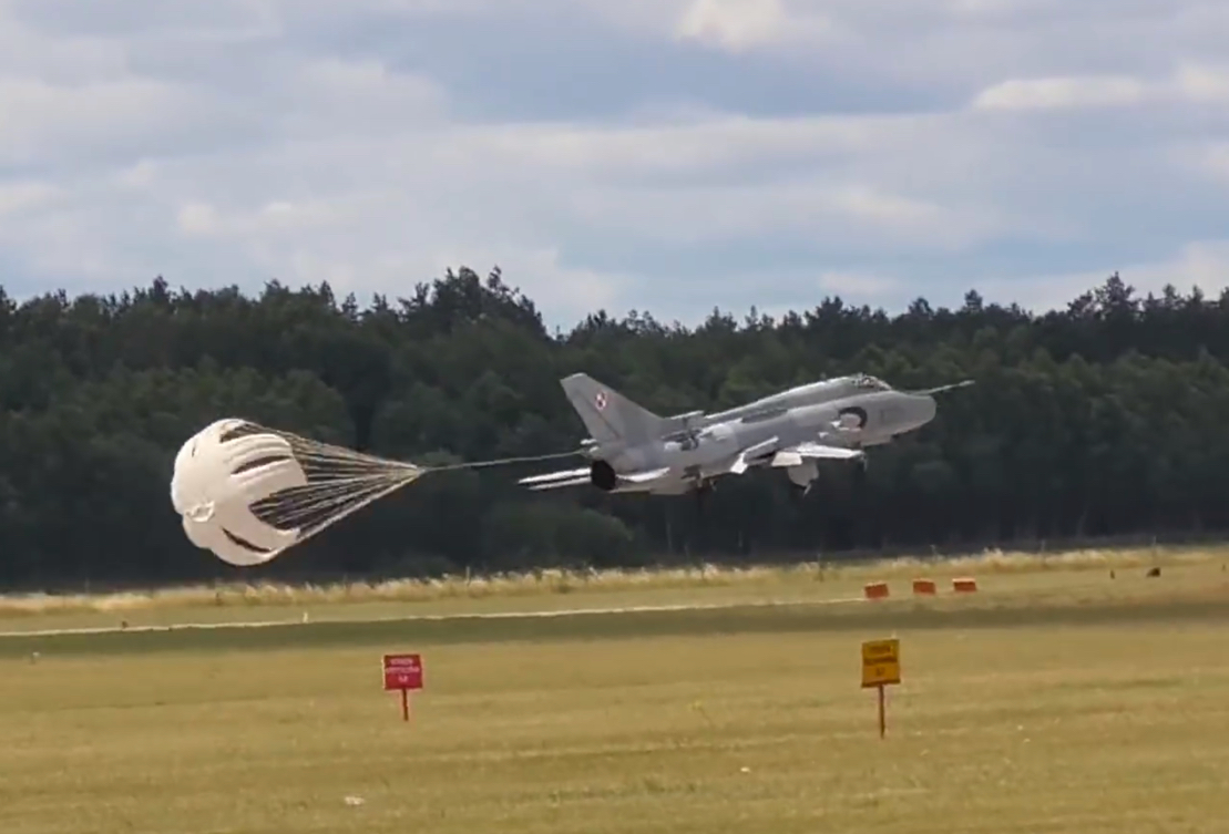 Παραλίγο αεροπορική τραγωδία στην Πολωνία: Πιλότος Su-22 ανοίγει το αλεξίπτωτο επιβράδυνσης… στον αέρα! (βίντεο)