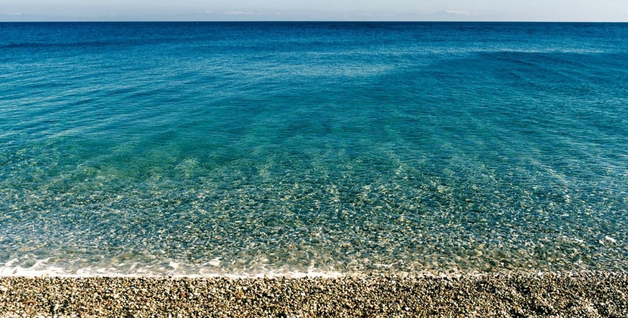Αφάντου: Η εντυπωσιακή ακτή της Ρόδου με την… ατέλειωτη παραλία και τα κρυστάλλινα νερά (φωτό)