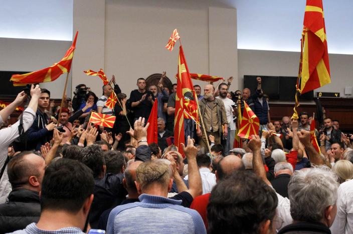 Επικύρωσαν για δεύτερη φορά οι Σκοπιανοί την συμφωνία παραλαβής της Μακεδονίας – Για το θεαθήναι αντιδρούν Ιβανόφ-VMRO