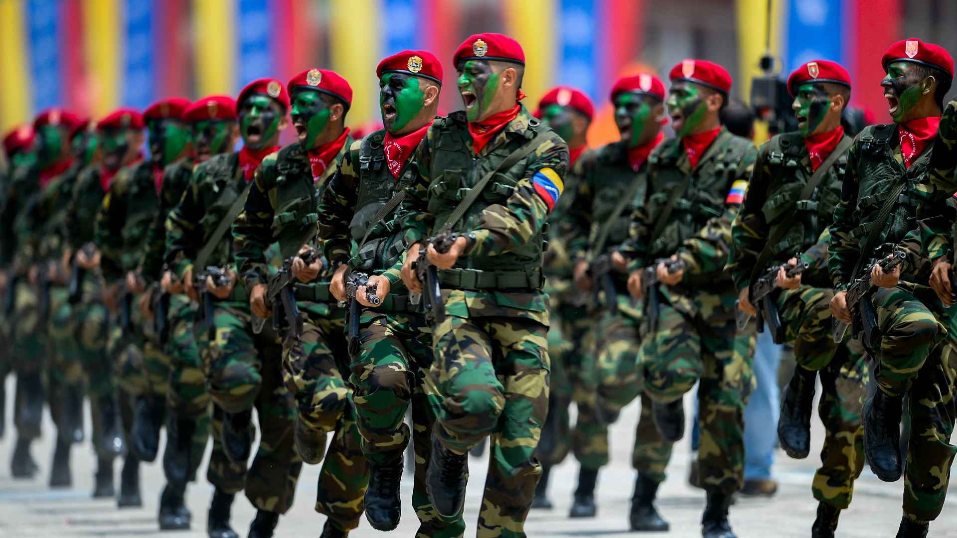 Σε «κόκκινο συναγερμό» έθεσε το Στρατό της Βενεζουέλας ο Μαδούρο μετά τις αναφορές για σχέδια αμερικανικής εισβολής