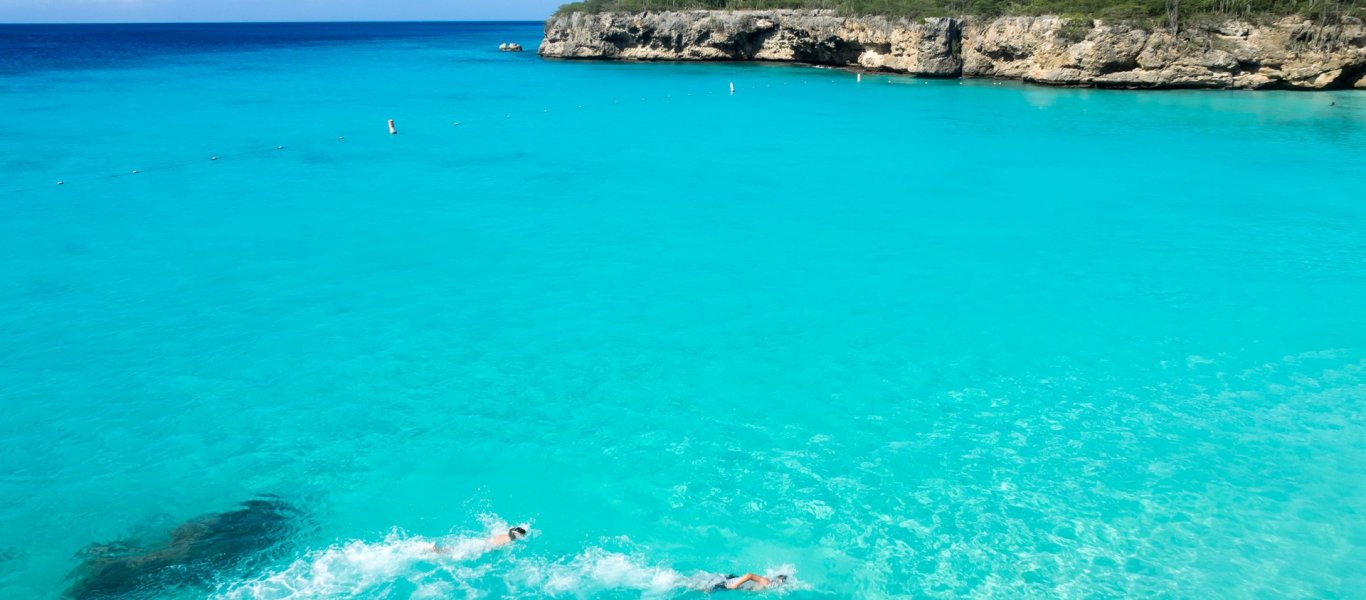 Λαγκαδάκια: H πιο κρύα παραλία της Ελλάδας – Tο νερό της δεν ζεσταίνει ποτέ (φωτό, βίντεο)