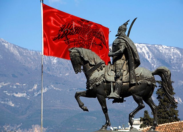 Το μικρό Μαυροβούνιο αντιστέκεται στην αλβανική επεκτατικότητα και λέει «όχι» σε άγαλμα του Σκεντέρμπεη