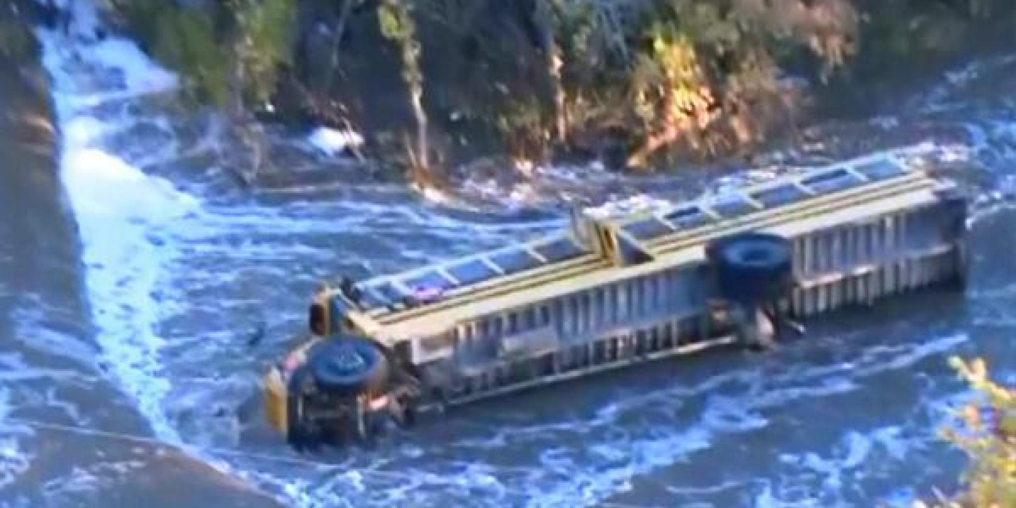 Λεωφορείο έπεσε από γέφυρα στο Καμερούν – Τραγικός θάνατος για 28 άτομα