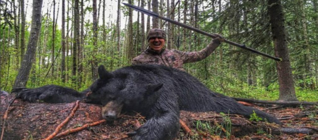 Φρίκη: Κυνηγός σκοτώνει μαύρη αρκούδα με αυτοσχέδιο όπλο και το απαθανατίζει! (βίντεο)