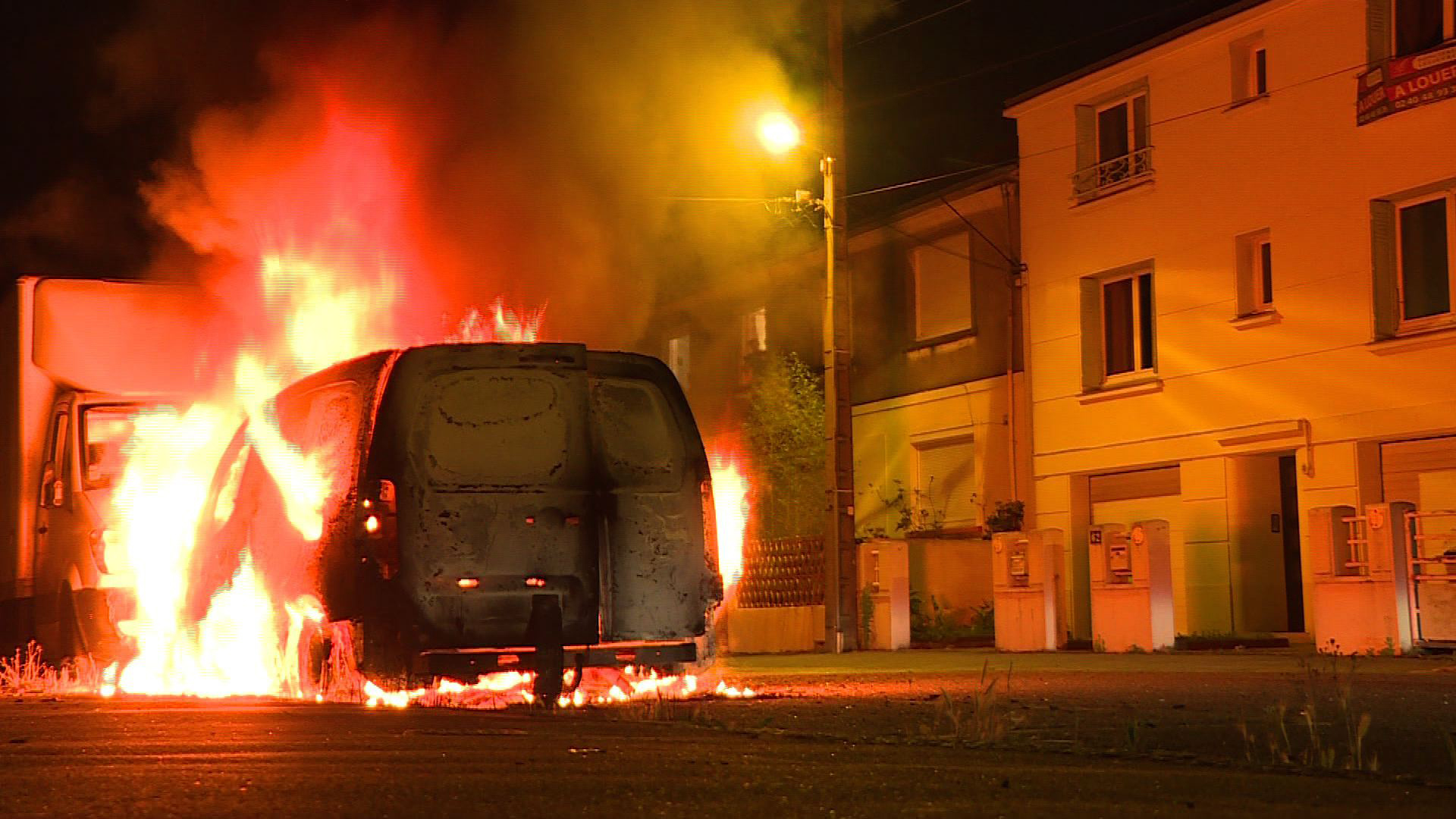 Πεδίο μάχης για τέταρτη σερί νύχτα η Ναντ – Βόμβες μολότοφ και φωτιά σε επτά οχήματα