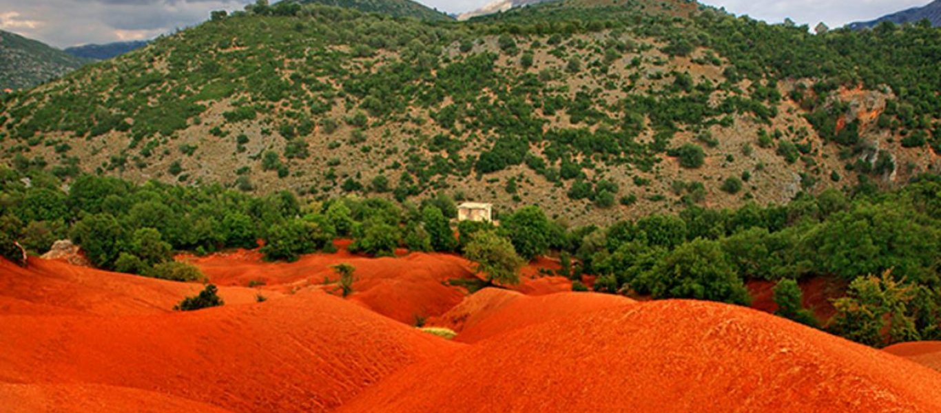 Ένα απόκοσμο κόκκινο τοπίο στην Ελλάδα (φωτό, βίντεο)