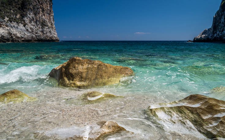 Φακίστρα Πηλίου: Η παραλία με την άγρια ομορφιά σε απόσταση αναπνοής από την Τσαγκαράδα (φωτό)