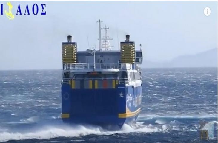 Πλοίο δαμάζει τα κύματα και δένει στο λιμάνι με 8 μποφόρ στη θάλασσα (βίντεο)