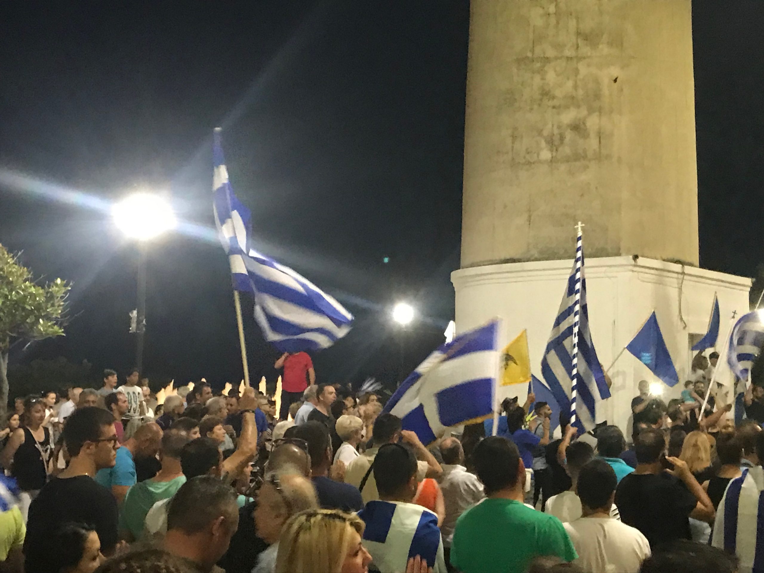 Αλεξανδρούπολη: Χιλιάδες λαού μπροστά από  την έδρα της ΧΙΙ Μ/Κ ΜΠ «Έβρος»  ζήτησαν  την υπεράσπιση της Μακεδονίας