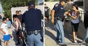 Αδιανόητη άσκηση βίας αστυνομικών σε μικρά αγόρια: Τα σέρνουν στο δρόμο και τα σημαδεύουν με όπλο! (βίντεο)