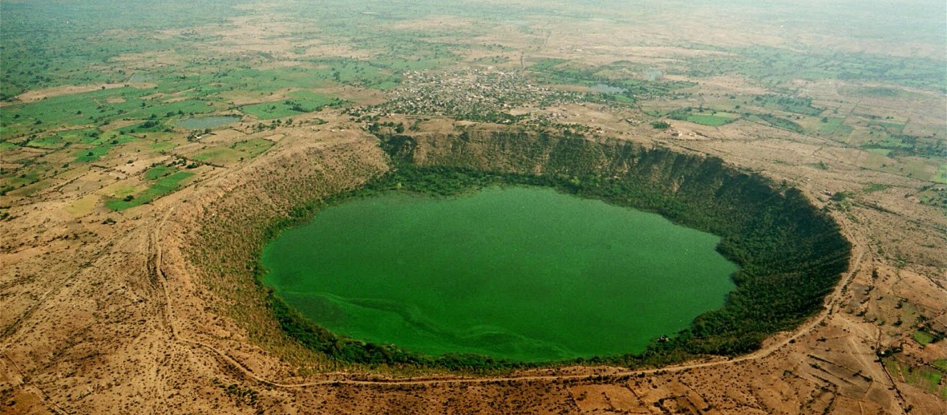 Lonar: Η μοναδικής ομορφιάς λίμνη-κρατήρας στην Ινδία! (βίντεο)