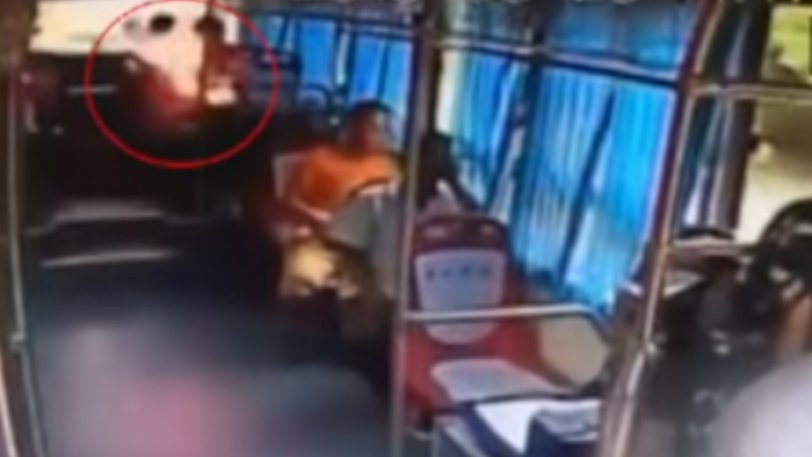 Η στιγμή που power bank σκάει στα χέρια επιβάτη λεωφορείου (βιντεο)