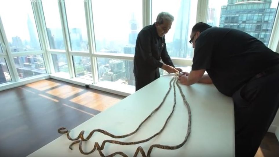 Αυτός είναι ο άνδρας με τα μακρύτερα νύχια- Τα έκοψε μετά από 68 (!) χρόνια με τροχό (βίντεο)