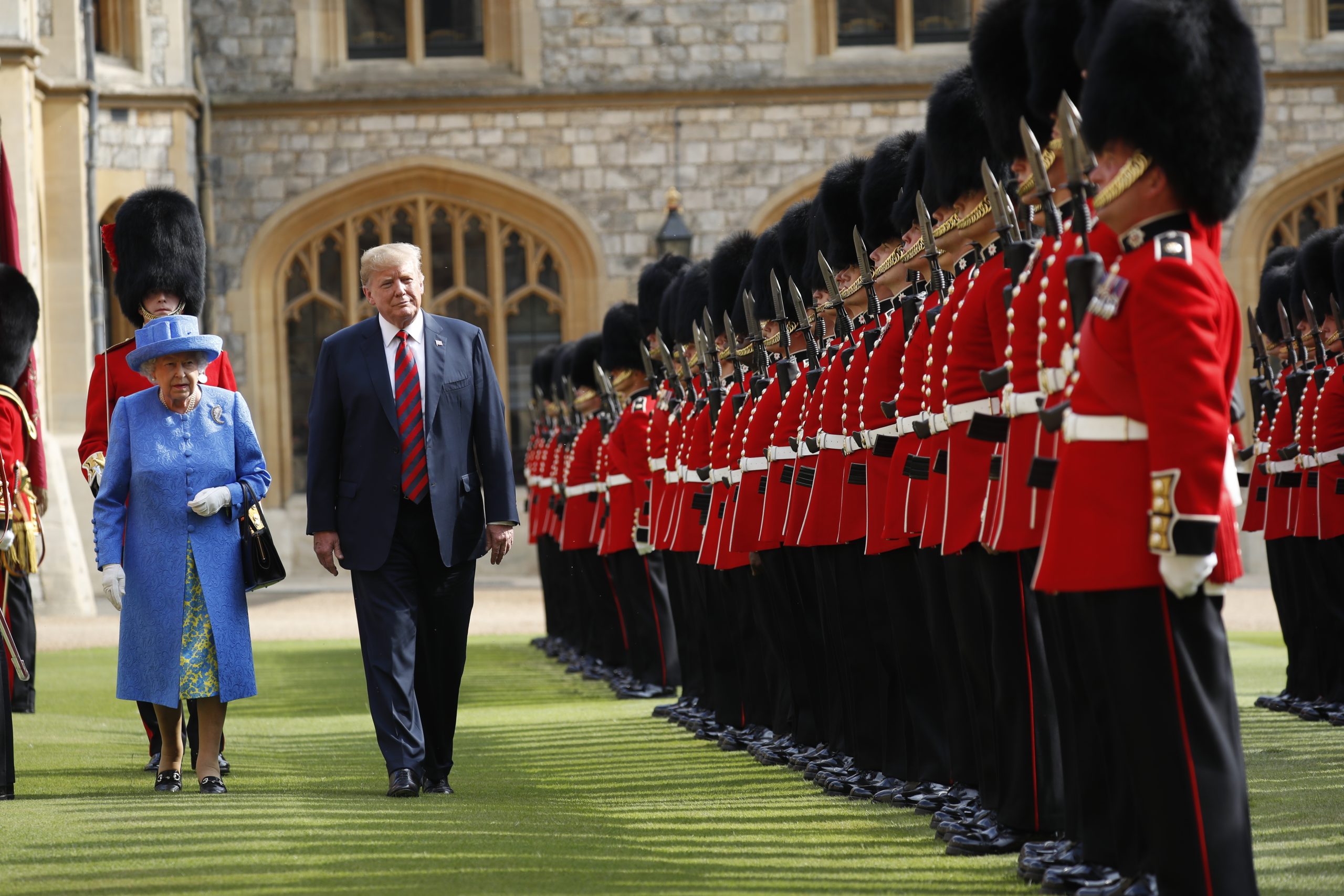 Ο Ντ.Τραμπ συναντάει τη Βασίλισσα Ελισάβετ (φωτο-βίντεο)
