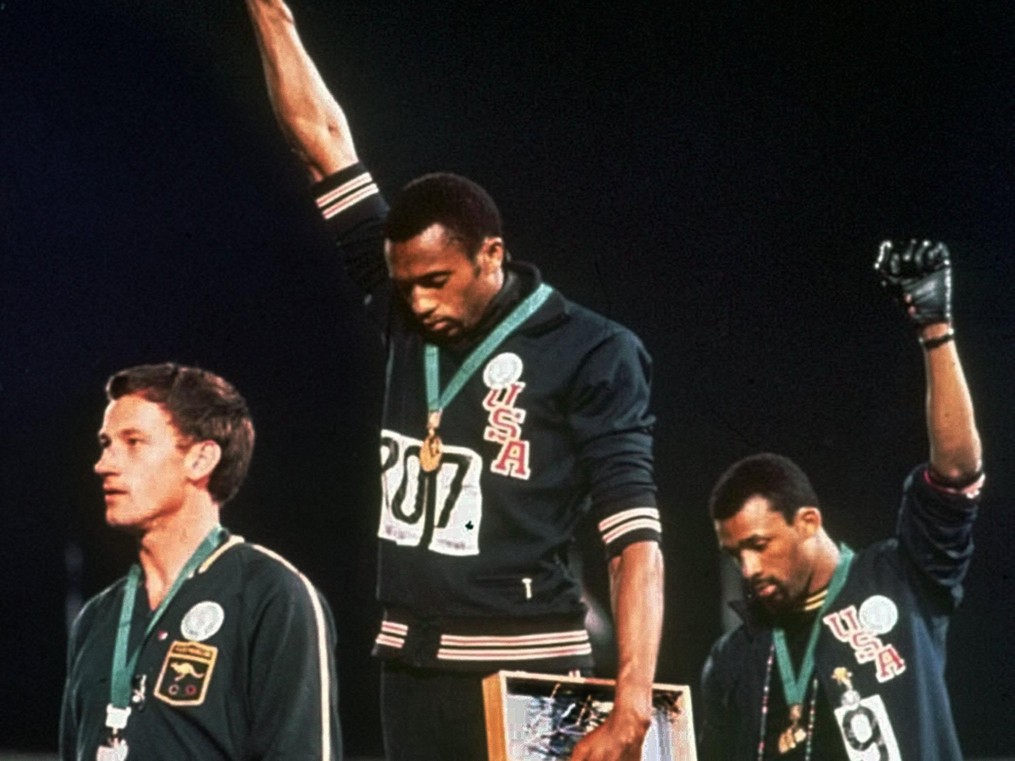 Τι απέγινε ο λευκός ολυμπιονίκης που δεν «μάσησε» πάνω στο βάθρο το 1968;