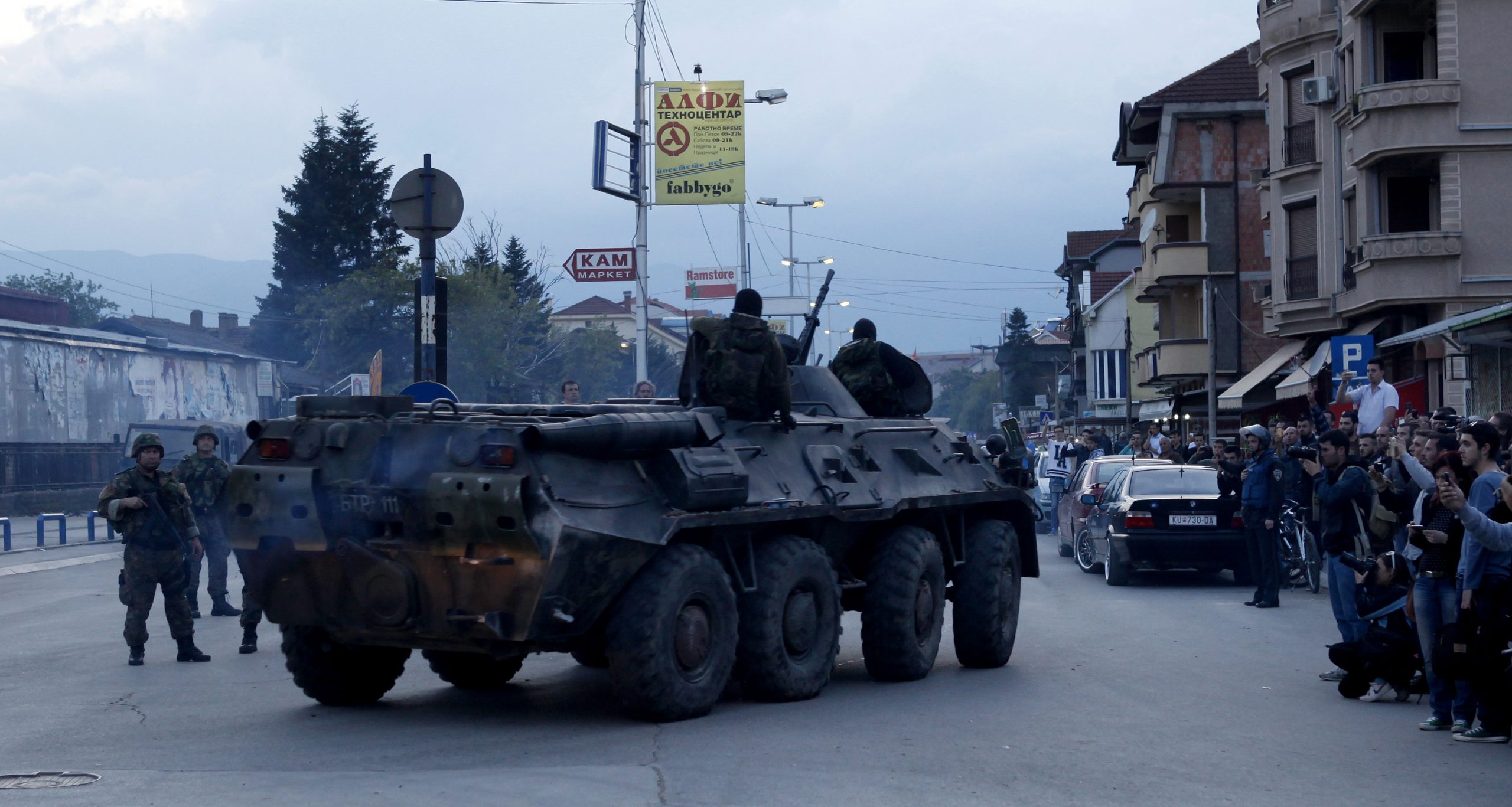 Κλιμακώνονται τα επεισόδια μεταξύ σλαβόφωνων και αλβανόφωνων στα Σκόπια – 1 νεκρός και 1 τραυματίας