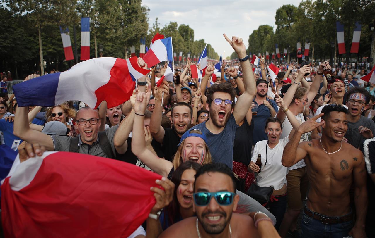 «Κάηκαν» τα Ηλύσια Πεδία: Eκατομμύρια Γάλλοι γιόρτασαν το 2ο Παγκόσμιο Πρωτάθλημα – Επεισόδια τη νύχτα (βίντεο)