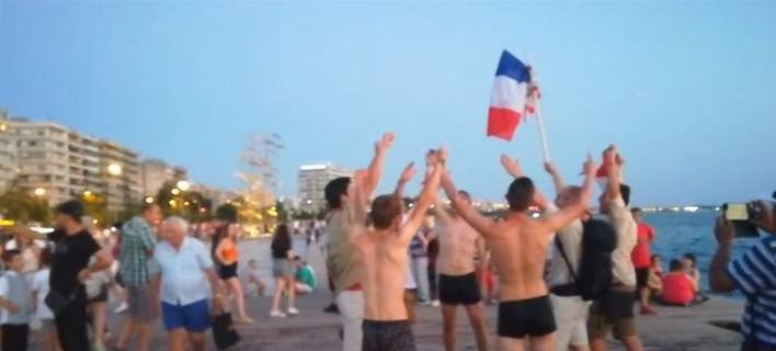 Γάλλοι τουρίστες βούτηξαν στον Θερμαϊκό για να πανηγυρίσουν τη νίκη στο Μουντιάλ (βίντεο)