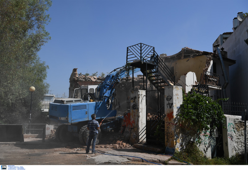 Κατεδαφίστηκε κτίριο που τελούσε υπό κατάληψη στα Εξάρχεια (φωτό)