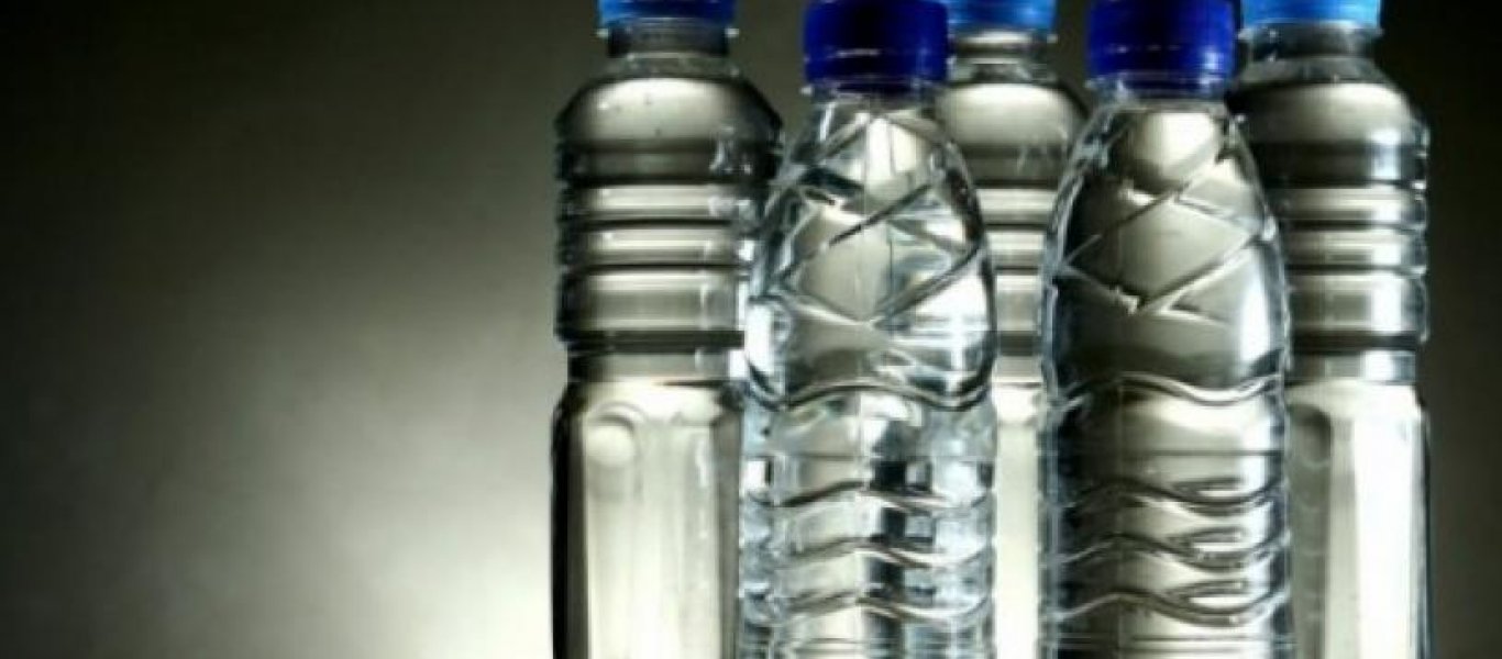 Διαβάστε ποιους κινδύνους για την υγεία κρύβουν τα πλαστικά μπουκάλια