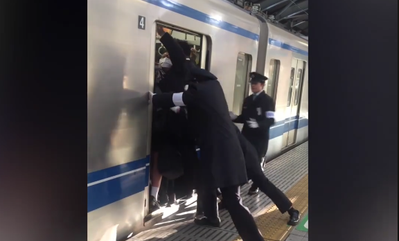 Το απίστευτο στριμωξίδι στο μετρό του Τόκιο: Σαν σαρδέλες στιβάζονται οι επιβάτες (βίντεο)