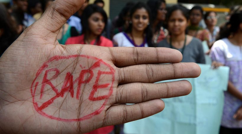 Ινδία: Δικηγόροι προπηλακίζουν τους βιαστές της 12χρονης (βίντεο)