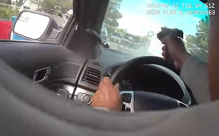 Σκηνές άγριας δύσης – Αστυνομικός πυροβολεί αυτοκίνητο μέσα από το παρμπρίζ του (βίντεο)