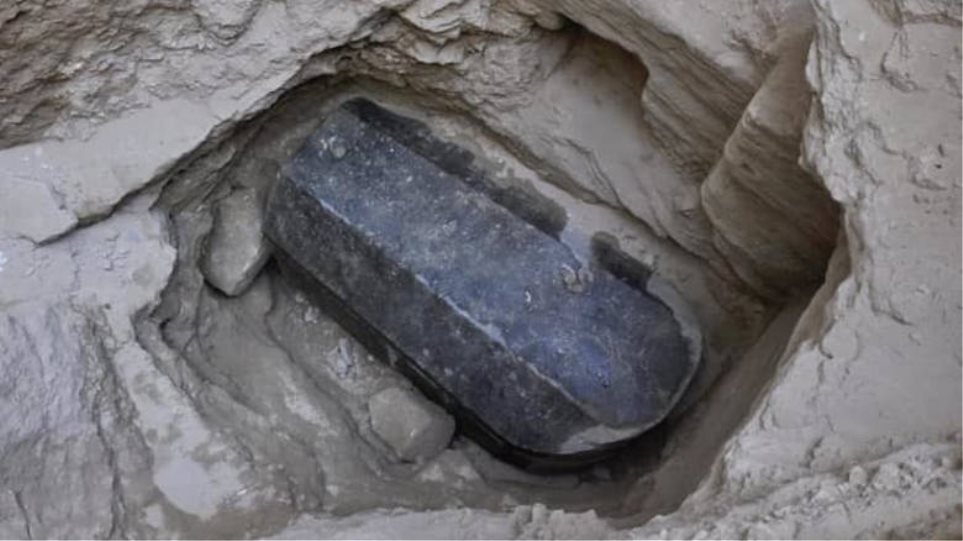 Σαρκοφάγος τεσσάρων χιλιάδων ετών ανακαλύφθηκε στην Αίγυπτο – Σύντομα το άνοιγμά της στην Αλεξάνδρεια