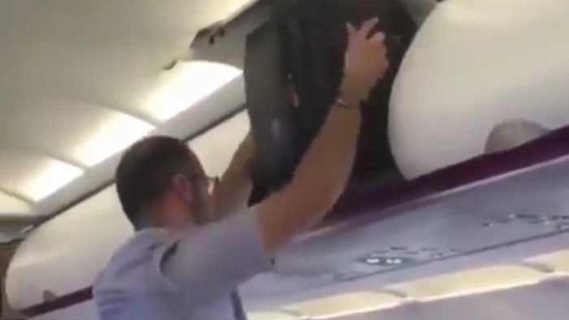 Η «πάλη» του επιβάτη με τις αποσκευές του που έκανε το γύρο του διαδικτύου! (βίντεο)