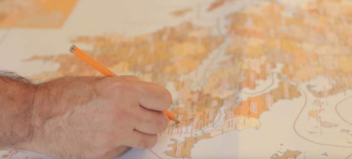 Πρωταγωνιστής στο νέο σποτ του Μαξίμου ο Πάνος Σκουρλέτης – Διαιρεί τη Β’ Αθηνών πάνω σε χάρτη (βίντεο)