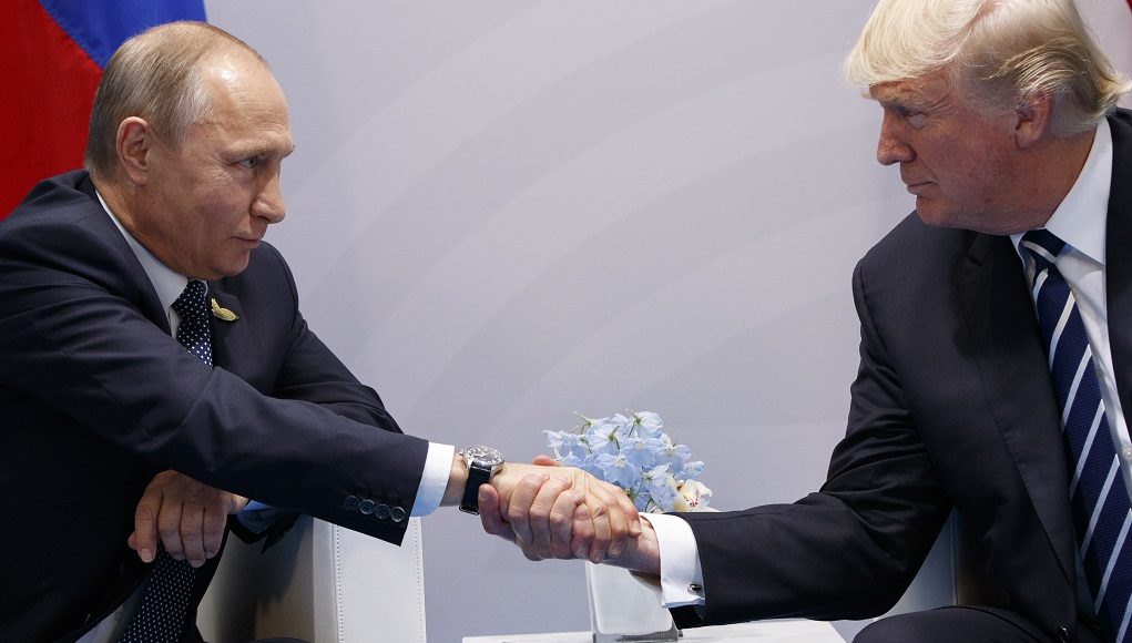 Ο Ν.Τραμπ επιχειρεί να ικανοποιήσει το «εσωτερικό» των ΗΠΑ για την συνάντησή του με Β.Πούτιν