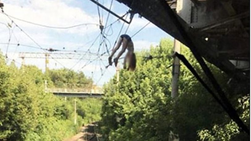 Έμεινε κρεμασμένη σε καλώδια ρεύματος, όταν έπεσε από γέφυρα, προσπαθώντας να βγάλει selfie (φωτο-βίντεο)