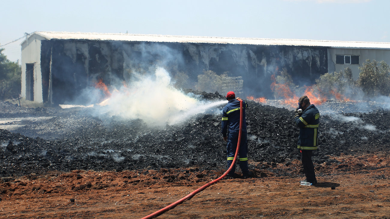 Αναζωπύρωση της φωτιάς στο Μενίδι – Σπεύδουν πυροσβεστικές δυνάμεις στην περιοχή